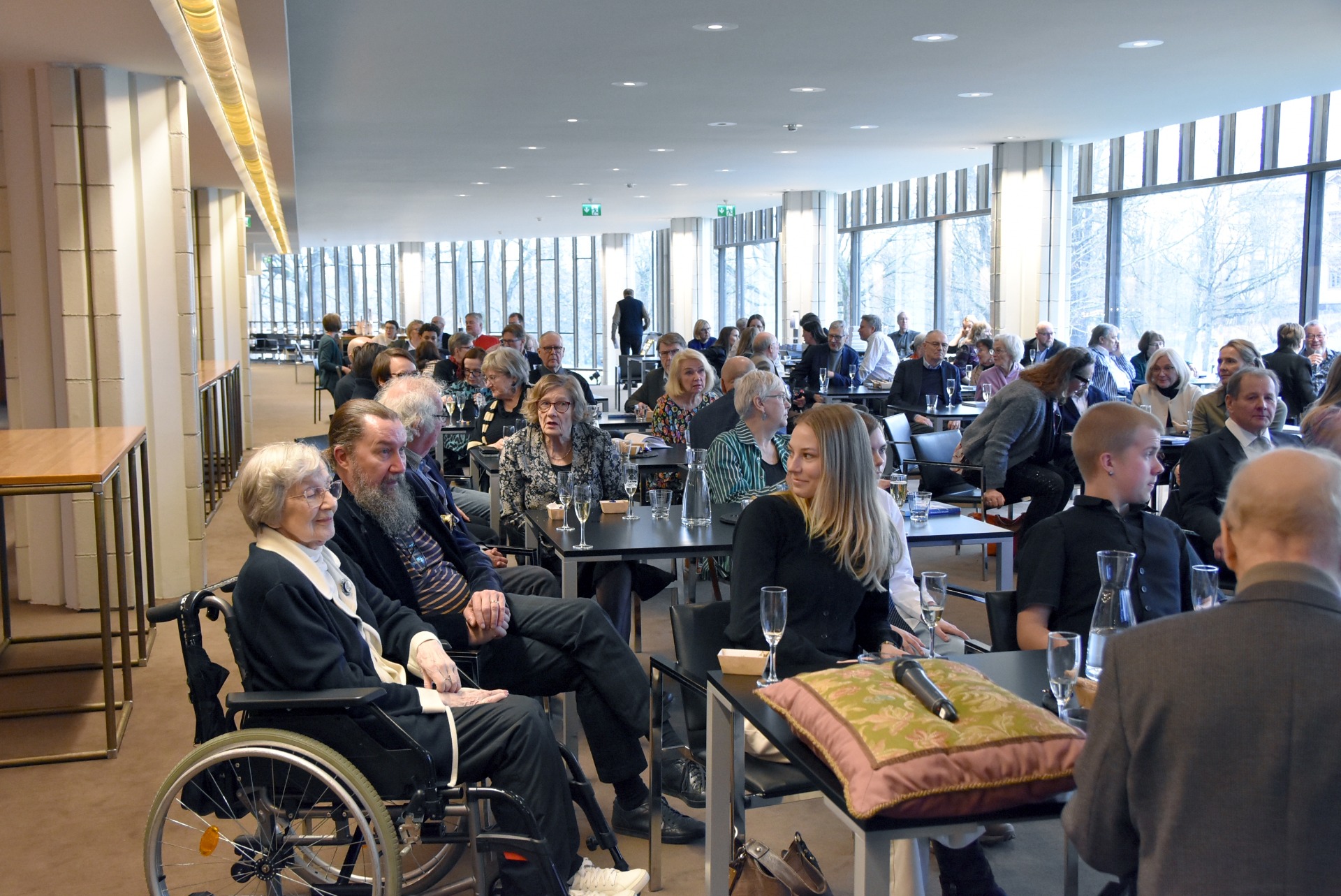 Kuvanveistäjä Kari Juvan elämäkerran julkkarit Helsingin kaupunginteatterin aulassa 20.11.2025